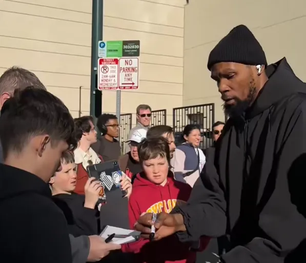 沙巴体育网站入口-偶像！杜兰特今日赛前在球馆外为等候球迷亲切签名